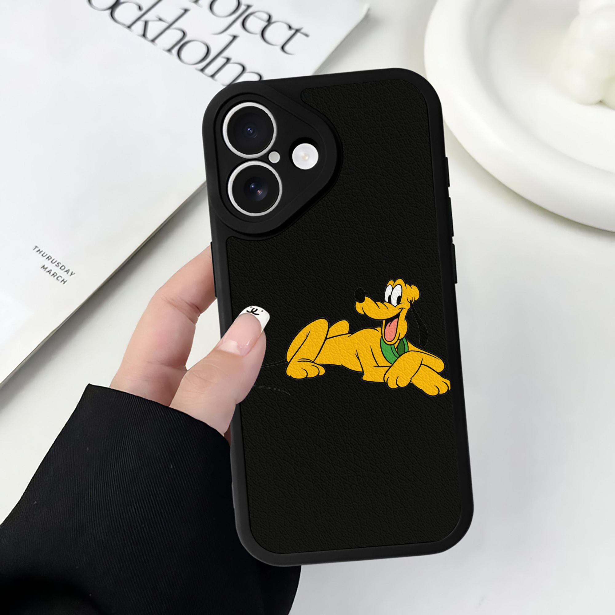 （画像用） ミッキーマウス Mickey Mouse 【iPhone 16シリーズ対応】シリコンスマホケース（レザー調） 材質：シリコン